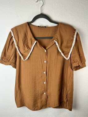 Dazy Women’s Brown Button-Front Top with Contrast Trim Collar